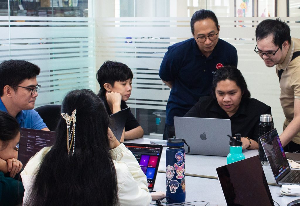 MobileMINDS Software Company discussing and collaborating solutions for projects through laptop discussion